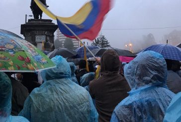 Lasso presenta hoy en Quito la impugnación de las elecciones presidenciales, a pesar de la lluvia se mantienen las protestas en Ecuador.