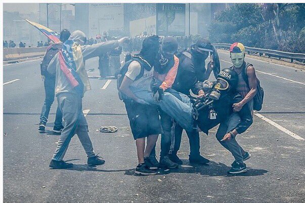 Agresión de la Guardia Nacional con gases desde helicópteros a manifestantes contra el régimen de Maduro.