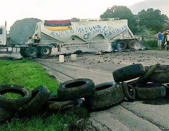 Incendian la casa materna de Chávez en Barinas, durante 52 días protestas en Venezuela van más de 50 asesinatos.