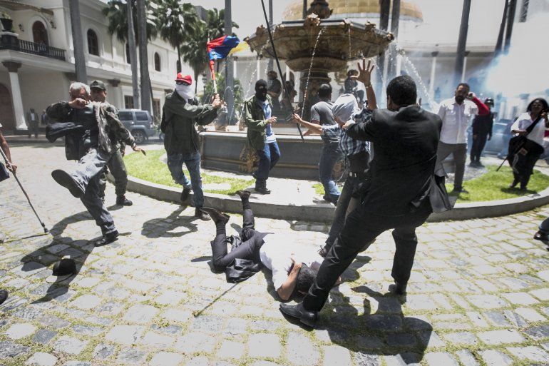 En Venezuela: lanzan explosivos contra Asamblea, ultrajan y secuestran a Diputados, con apoyo del comandante Lugo de GNB.