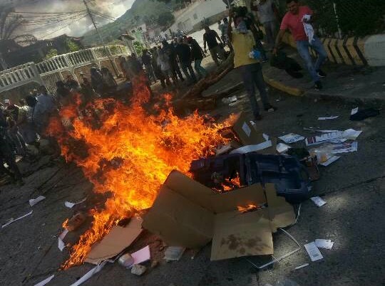 Mientras el régimen camina a la dictadura con fraude, venezolanos destruyen material electoral en varios lugares.