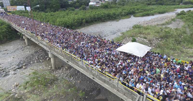En zozobra llegan a abastecerse más de 20 mil venezolanos a la frontera con Colombia.