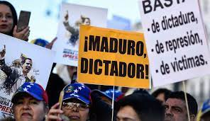 En contra del régimen comunista de Maduro, Venezolanos dedicados a impedir que se consolide la dictadura.