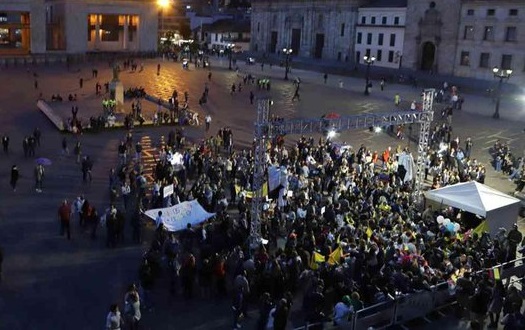 Uribistas se plantan en Bogotá contra la decisión de la Corte Constitucional que desconoce la primacía de los derecho de los niños
