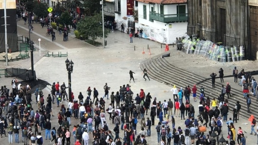 Policía reportó varios heridos y más de 20 capturados, por fuertes disturbios en la Plaza Bolívar, de Bogotá.