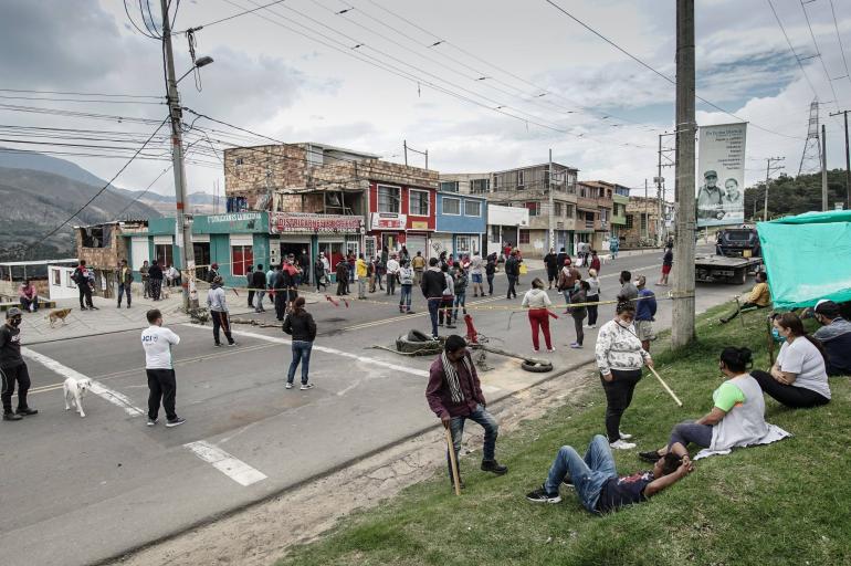 En Bogotá continuan bloqueos, disturbios, retenes  y atracos a locales comerciales en Usme.
