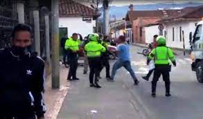 En Tocancipá, defienden a Venezolanos y atacan a la Policía, dejando que los delincuentes huyan.