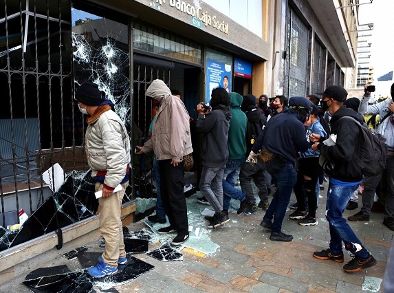 Rompieron y saquearon sede bancaria en medio de protestas en Bogotá.