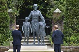 Los hijos de la Princesa Diana de Gales, instalaron una estatua de su mamá en el Jardín del Palacio de Kensington por su cumpleaños número 60.