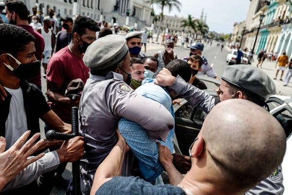 Para pedir el fin de la dictadura comunista de hambre y miseria, multitudes de personas salieron a las calles este domingo en Cuba