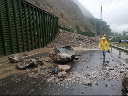 Estancados conductores en vía de Bogotá – Villavicencio, por derrumbes que impiden el tránsito de vehículos.