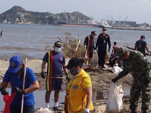 Seis toneladas de residuos durante travesía ecológica “Caribe Respira” recolectadas por la Armada de Colombia en Santa Marta.