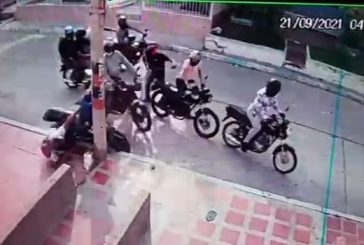 Atracan a una pareja en el Barrio El Valle de Barranquilla en manada, los despojaron de su moto y todas sus pertenencias.