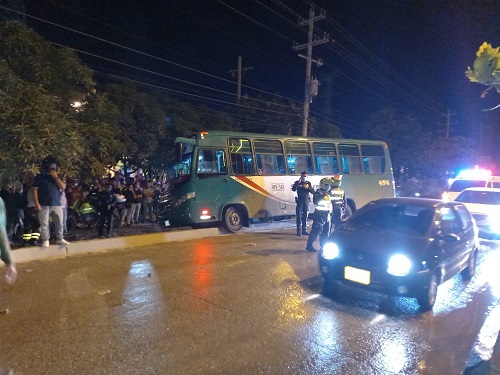 En Barranquilla, asesinan a conductor de bus de la línea Sobusa. Hecho registrado en cámara del automotor.