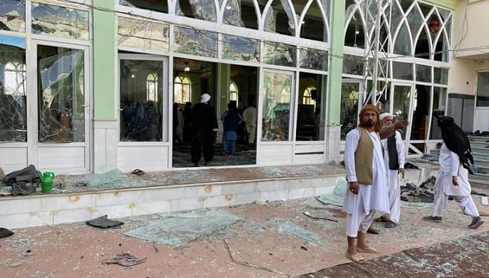Terroristas suicidas del EI ingresan a una mezquita chiita en Kandahar, Afganistán y dejan 33 muertos y más de 50 heridos