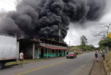 Acción terrorista con derrame de crudo en Junín, vía Tumaco, deja 15 familias evacuadas
