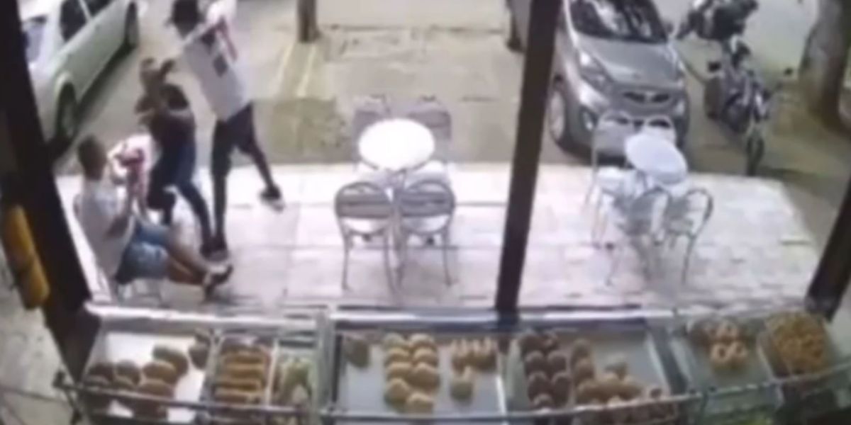 Atracaron a clientes de una panadería, y uno de estos una vez dieron la espalda les dio de baja