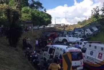 Vehículo tipo niñera provoca accidente múltiple en la vía Girón - Lebrija