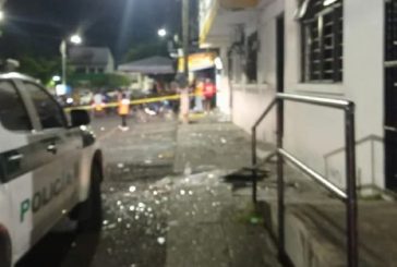Terroristas lanzaron un artefacto explosivo contra la alcaldía de Andalucía, Valle dejando un patrullero de la Policía herido