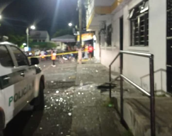 Terroristas lanzaron un artefacto explosivo contra la alcaldía de Andalucía, Valle dejando un patrullero de la Policía herido