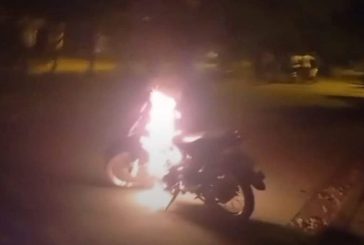 En Arauca la comunidad le incineró la motocicleta a delincuentes que iban a robar
