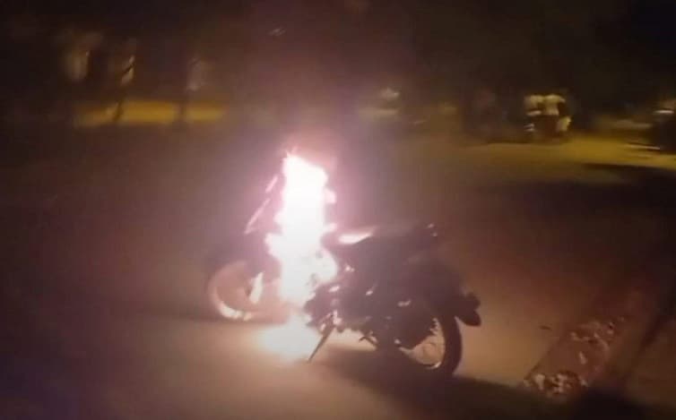 En Arauca la comunidad le incineró la motocicleta a delincuentes que iban a robar