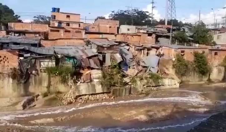 Fuertes lluvias afectaron muro de contención y se derrumban 6 casas en el barrio José Antonio Galán de Bucaramanga