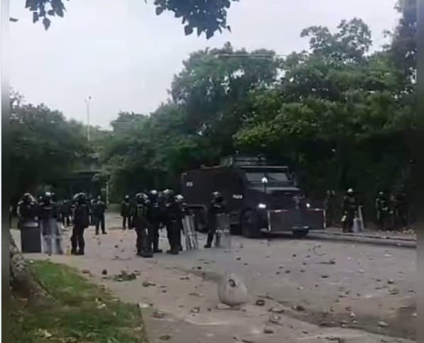 Fuertes disturbios por desalojo en Moravía, Medellín, debió ser controlado por unidades del ESMAD