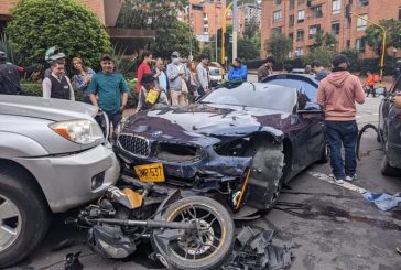 En defensa propia ciudadano repele ataque con arma de fuego, embistiendo con su vehículo a un par de elementos que lo atracaron en Bogotá