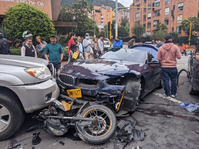 En defensa propia ciudadano repele ataque con arma de fuego, embistiendo con su vehículo a un par de elementos que lo atracaron en Bogotá
