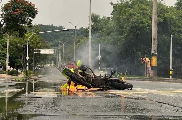 Esmad enfrenta a terroristas urbanos en inmediaciones de la Universidad de Antioquia. Encapuchados quemaron una motocicleta de la Policía