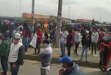 Norte y Occidente de Bogotá bloqueado por bicitaxistas y motociclistas que rechazan la orden de Claudia López de sacarlos de las calles