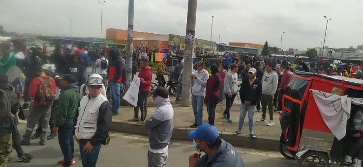 Norte y Occidente de Bogotá bloqueado por bicitaxistas y motociclistas que rechazan la orden de Claudia López de sacarlos de las calles