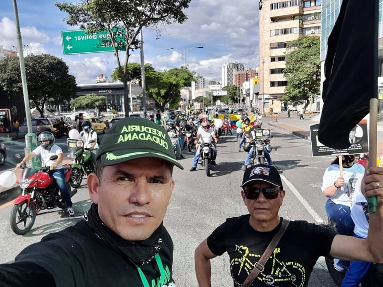 Manifestación multitudinaria en apoyo a la Policía y Ejército en Bucaramanga. Ciudadanía rechaza los asesinatos y el terroristmo contra los agentes