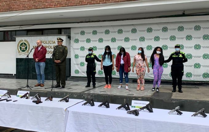Capturan en Bogotá a 4 venezolanas con 23 armas de fuego y municiones