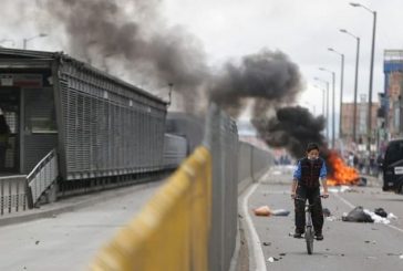 Terroristas urbanos volvieron causar destrozos en jornada violenta en Bogotá: 40 buses y 2 estaciones vandalizadas, un Policía y un civil heridos