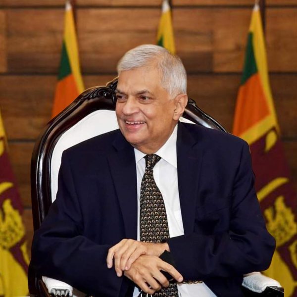 El primer ministro Ranil Wickremesinghe dice que actuará como presidente interino de Sri Lanka.