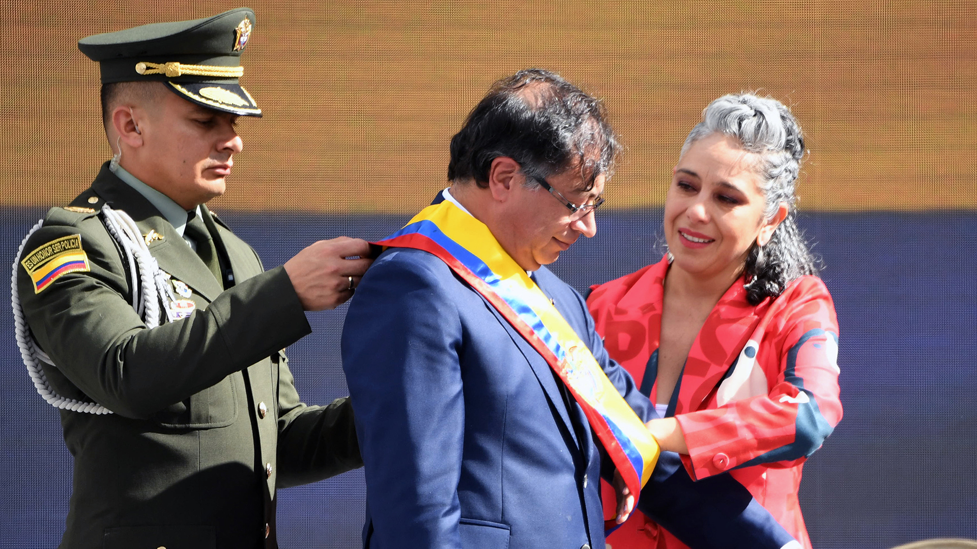 En Colombia toma posesión el primer presidente de la extrema izquierda Gustavo Petro Urrego.