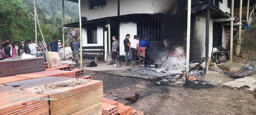 Delincuentes de nacionalidad venezolana asesinan e incineran a un docente, a su esposa y a sus dos hijos en Landazuri, Santander