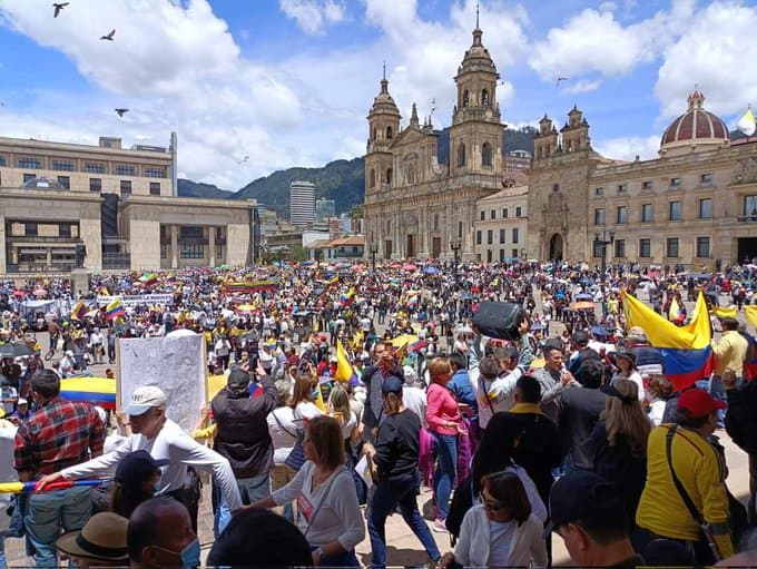 Multitudes de colombianos salieron este lunes a las calles dentro y fuera del país a advertirle a Petro que defenderán sus intereses y su libertad