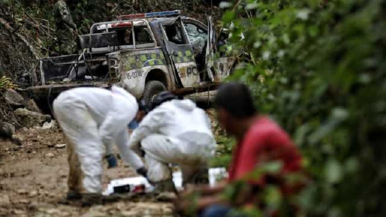 Terroristas masacran a siete uniformados de la Policía en un atentado en Huila.
