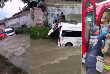 13 niños resultan ílesos en emergencia de bus escolar atascado en un arroyo en Barranquilla.