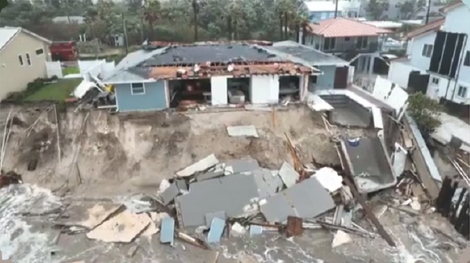 Huracán Nicole se degradó al tocar tierra como tormenta tropical en Vero Beach, Florida
