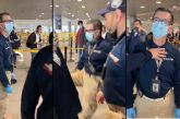 Energúmeno funcionario de Migración Colombia, agarra a patadas a un ciudadano en el Aeropuerto El Dorado de Bogotá