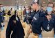 Energúmeno funcionario de Migración Colombia, agarra a patadas a un ciudadano en el Aeropuerto El Dorado de Bogotá