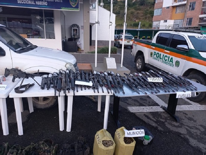 En Nariño, Policía de Tránsito incautó arsenal de guerra propiedad de las Farc: 33 fusiles, una ametralladora, 7 tatucos…