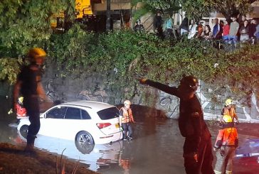 Fuertes lluvias con vientos huracanados dejaron dos personas muertas y 23 heridas este sábado en Medellín