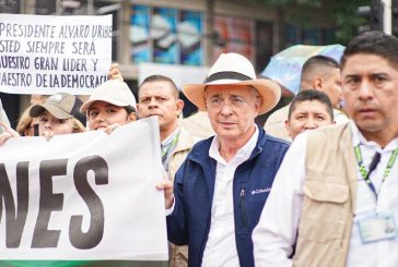 Uribe le monta manifestación al alcalde Daniel Quintero, en las calles, y le llama ladrón en las pancartas frente a La Alpujarra