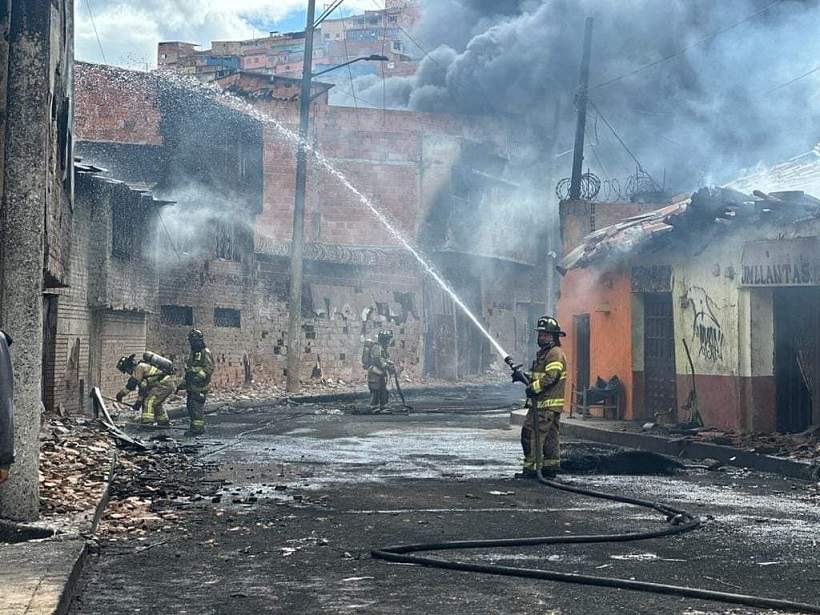 Impresionante incendio en inmediaciones del hospital de Meisen, localidad de ciudad Bolívar arrasó con 40 predios