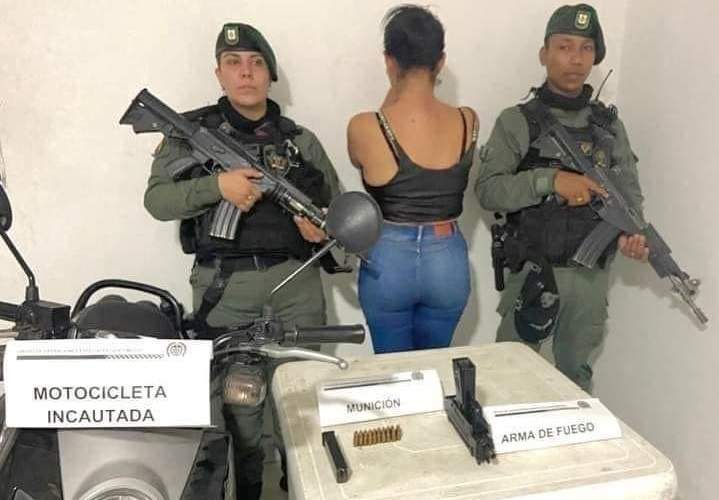 Capturan en Cúcuta a una mujer con una Mini Uzi Subametralladora